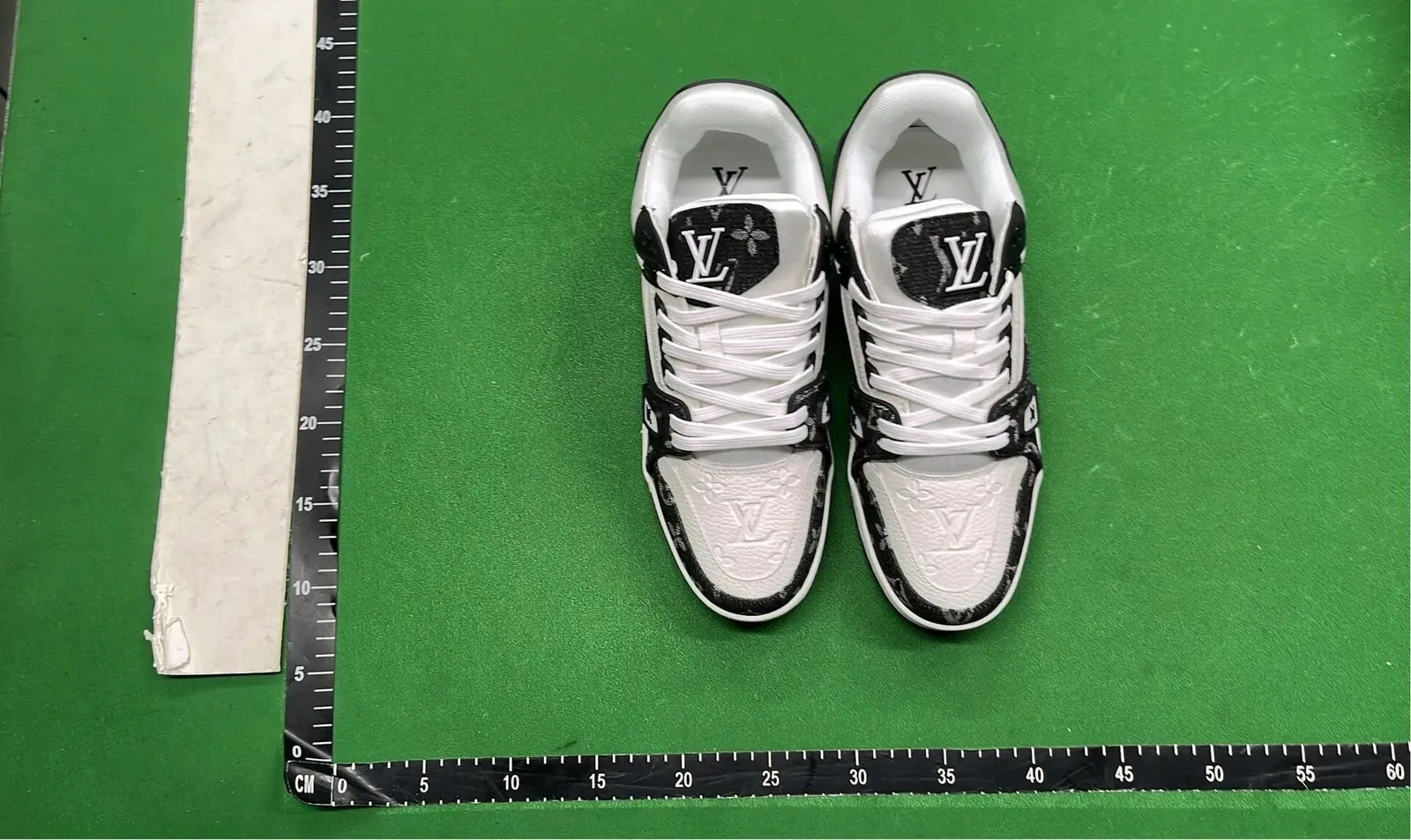 Kakobuy QC photo of sneakers viewed from above beside a centimeter ruler